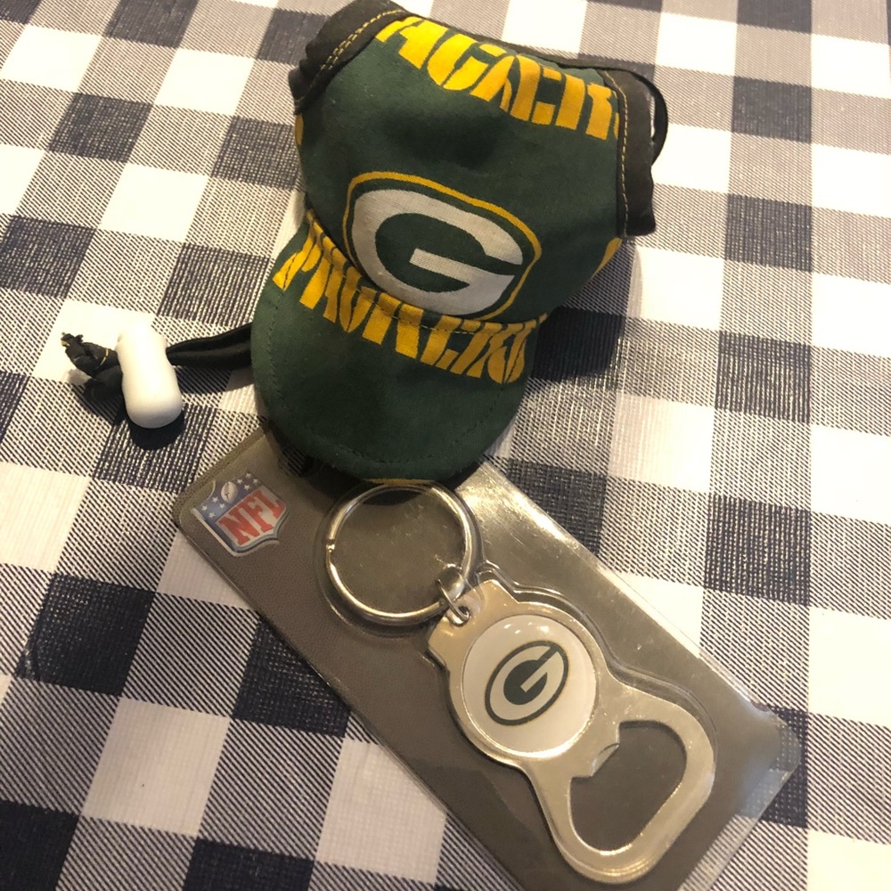 Dog’s Green Bay Packers hat with Green Bay keyring